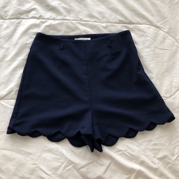 Cute scalloped shorts - Picture 1 of 3